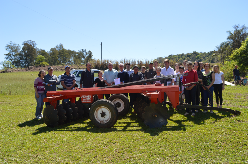 Andres entrega equipamentos para mais duas associações